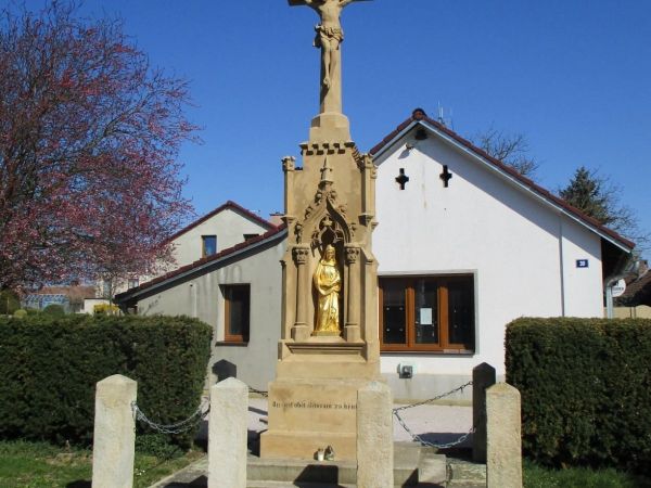 Kamenný kříž a zvonička ve Vlčkovicích - tip na výlet