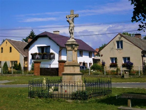 Kamenný kříž na Hurdálkově náměstí v České Skalici - tip na výlet
