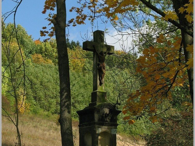 Kamenný kříž u potoka Dřevíče - tip na výlet