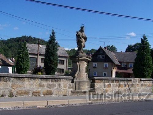 Kamenný most se sochou Jana Nepomuckého v Kunraticích - tip na výlet