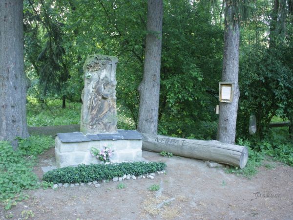 Kamenný reliéf Sv. Jakuba v lužním lese u Kojetína