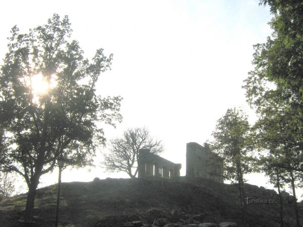 Kamýk u Oseka (zřícenina a židovský hřbitov)