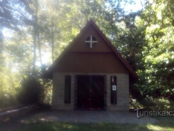 Kaple Panny Marie Bolestné v lesíku v Kokešově - tip na výlet