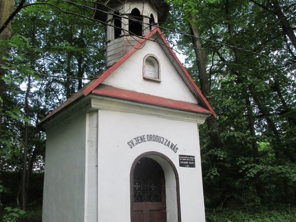Kaple sv. Jana a pamětní deska v Lazích