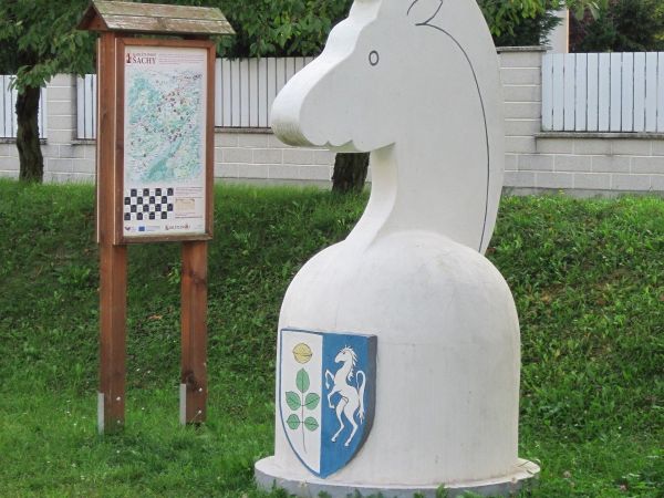 Karlštejnské šachy - Bílý kůň Ořech