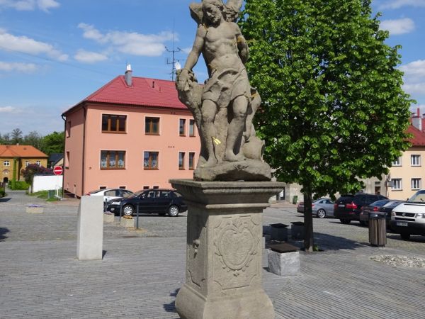Klimkovice - socha sv. Šebestiána na náměstí - tip na výlet