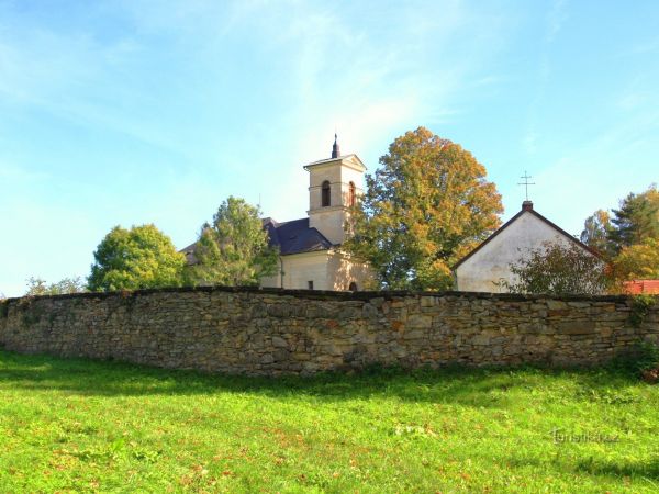 Knapovec - areál kostela, hřbitova a kaple - tip na výlet