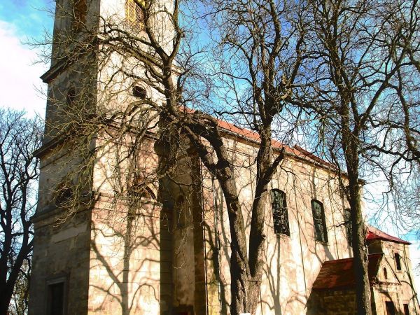 Kostel Nanebevzetí Panny Marie se zvonicí a farou (Pavlovice)