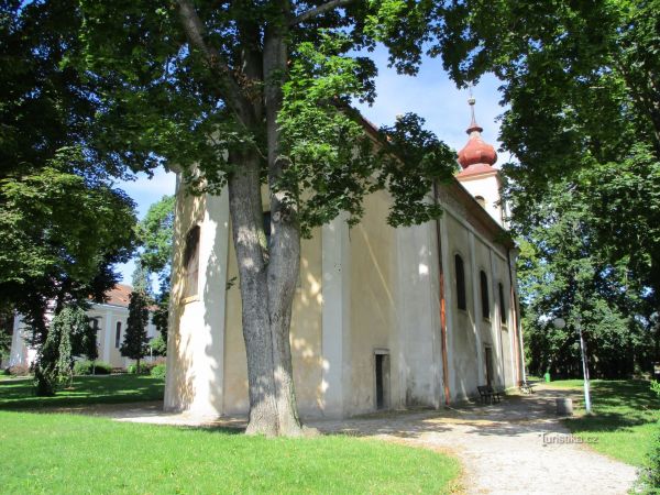Kostel Nejsvětější Trojice na starém hřbitově v Novém Bydžově
