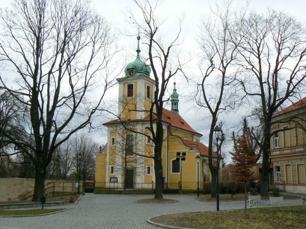 Kostel Povýšení sv. Kříže ve Vinoři. - tip na výlet