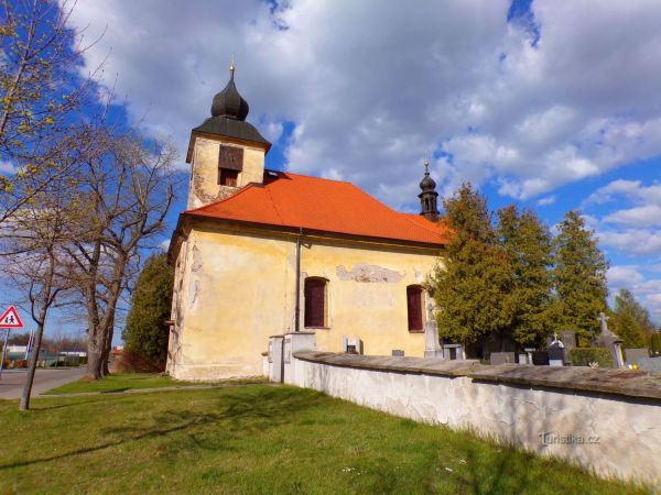 Kostel sv. Jana Nepomuckého v Lánech na Důlku - tip na výlet