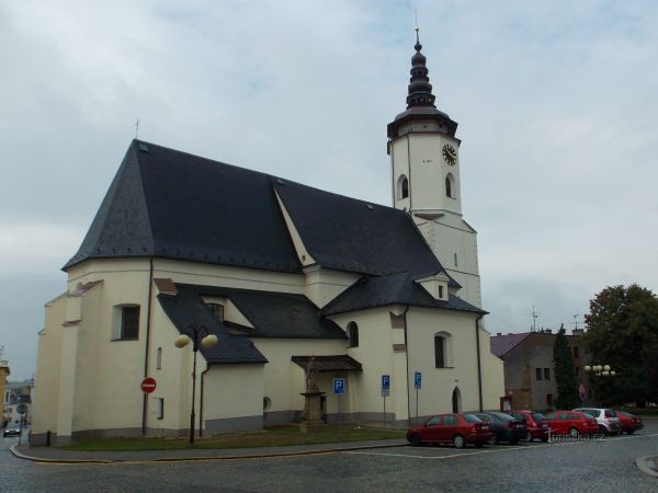 Kostel sv. Mikuláše - dominanta Slezského náměstí v Bílovci - tip na výlet