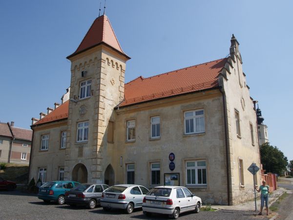 Kostelec na Hané – radnice (neogotická budova) - tip na výlet