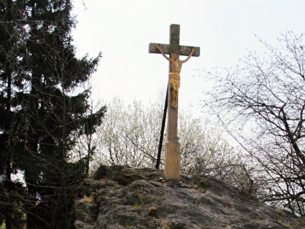 Kříž u Jiráskovy chaty v Dobrošově