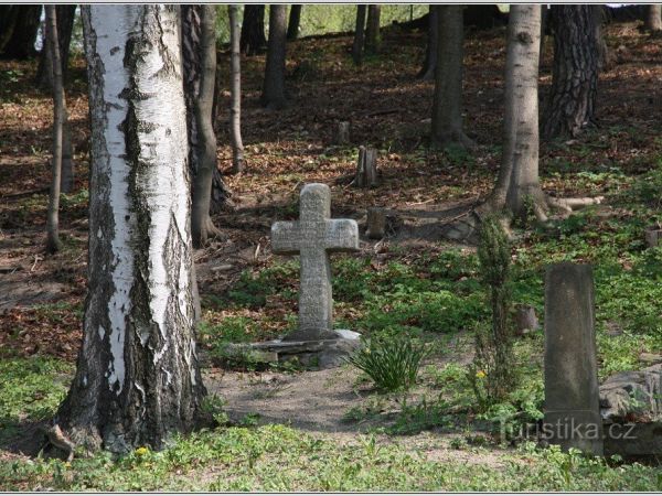 Kříž u památníku v Sobíňově - tip na výlet