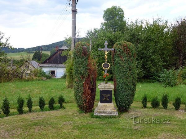 Kříž v obci Kladruby - tip na výlet