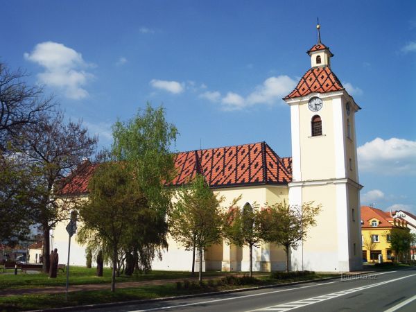 Kunovice (u U. Hradiště) - kostel sv. Petra a Pavla