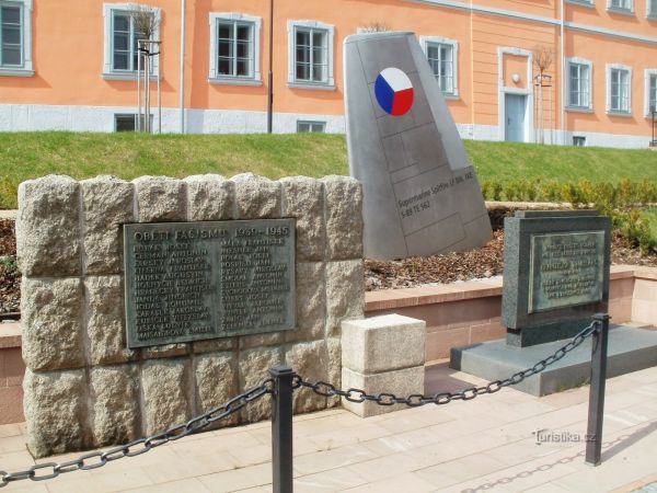 Lomnice nad Popelkou - pamětní deska umučených a památník plk. Truhláře - tip na výlet
