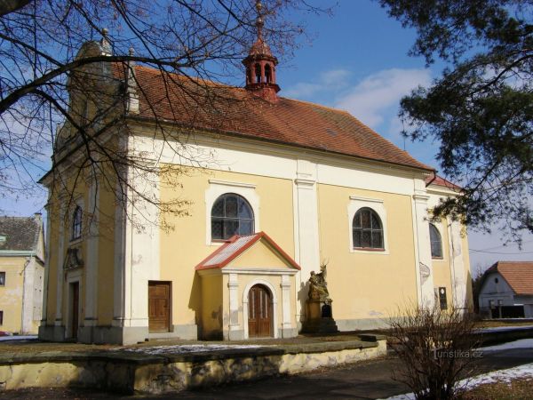 Lovčice - kostel sv. Bartoloměje se zvonicí - tip na výlet