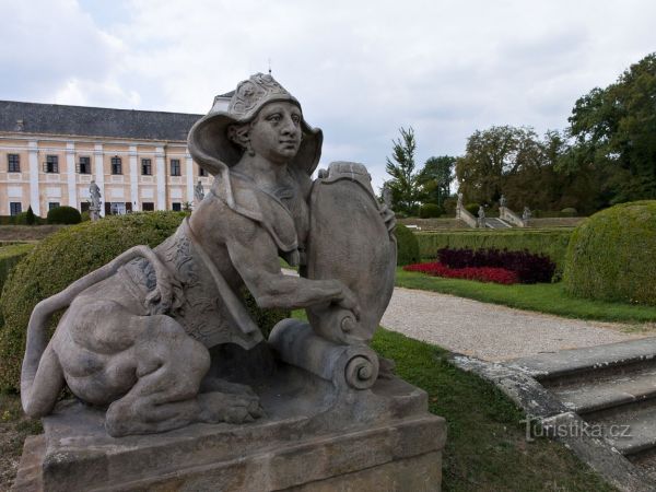 Lysá nad Labem – Alegorické sochy na zámecké terase - tip na výlet