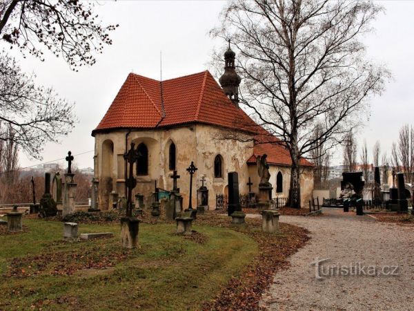Mikulášský hřbitov a kostel sv. Mikuláše v Plzni.