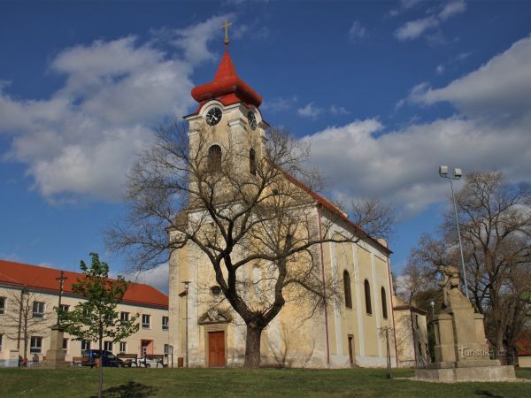 Miroslav - kostel sv. Petra a Pavla - tip na výlet