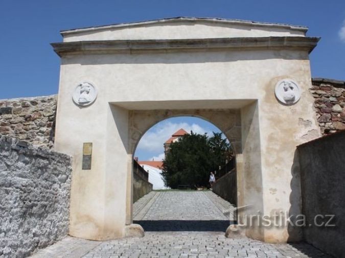 Moravská Třebová - vstupní portál brány do zámku - tip na výlet