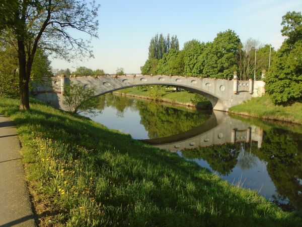 Most "Kameňák" přes Labe mezi Plácky a Věkošemi