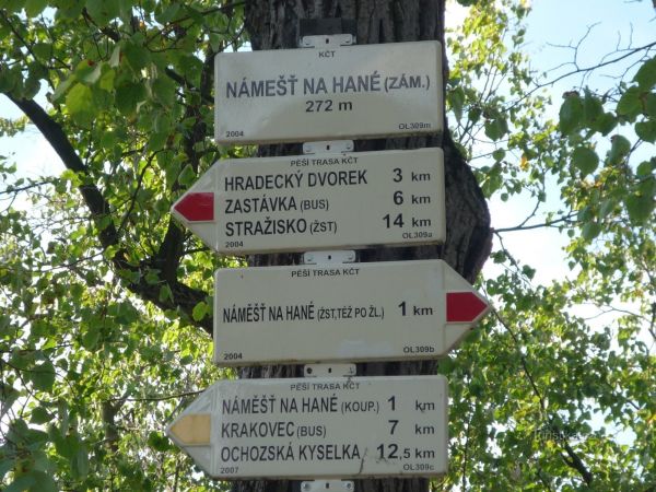 Náměšť na Hané –  turistický rozcestník
