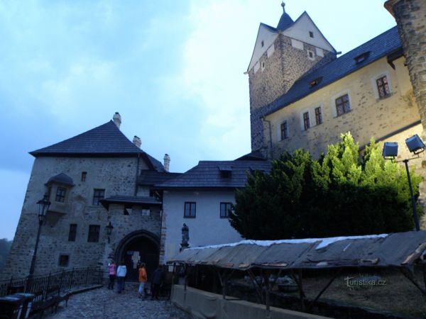 Noční Vampýrská prohlídka hradu Lokte - tip na výlet