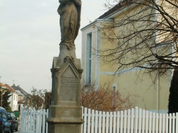 Nový Bydžov - pomník se sochou sv. Panny Marie