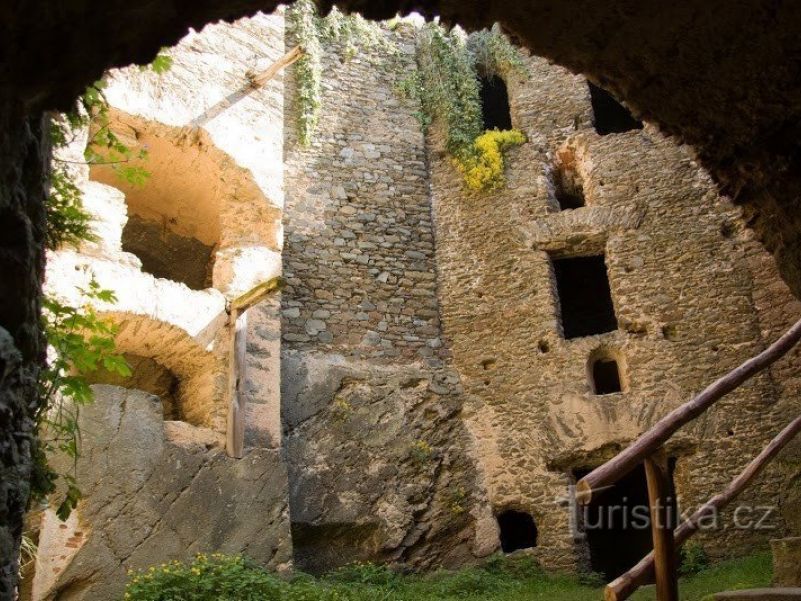 Nový Hrádek - zřícenina hradu v Podyjí