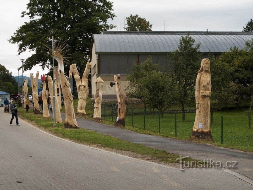 Nový Malín - galerie dřevěných soch