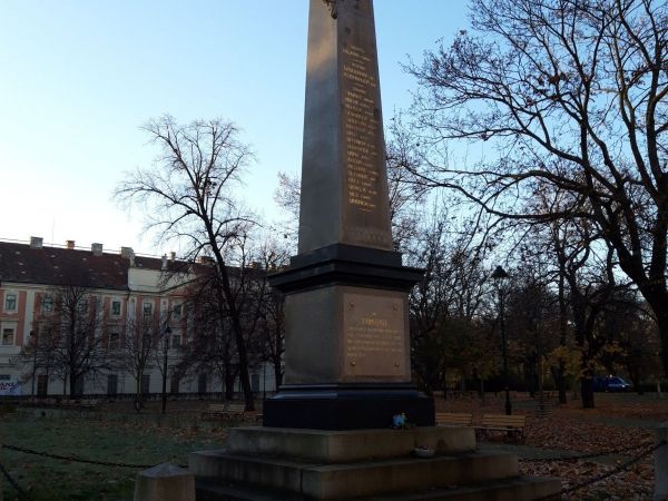 Obelisk utonutých zákopníků v Praze – Karlíně