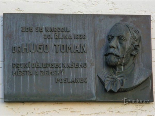 Odhalení pamětní desky JUDr. Hugo Tomanovi v Rychnově nad Kněžnou v roce 1938 - tip na výlet