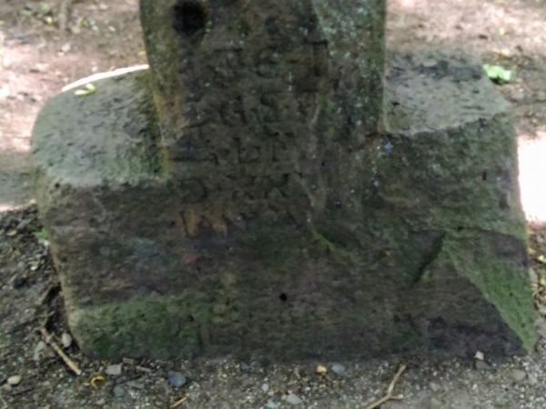 Odpočinkový kámen u hradu Hasištejn. - tip na výlet