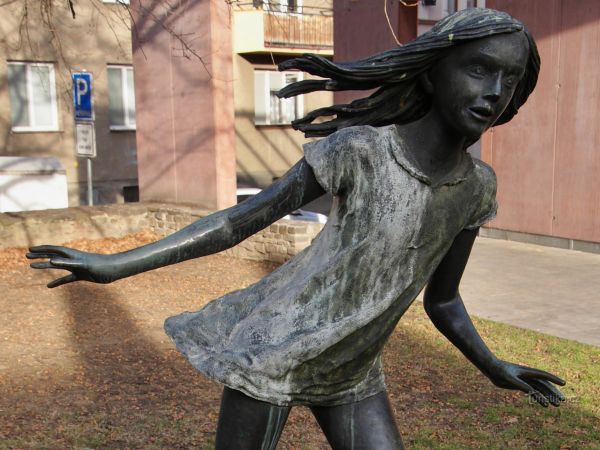 Opava – Běžící dívka
