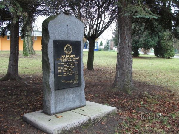 Památník obětí nacizmu v Třeboradicích - tip na výlet