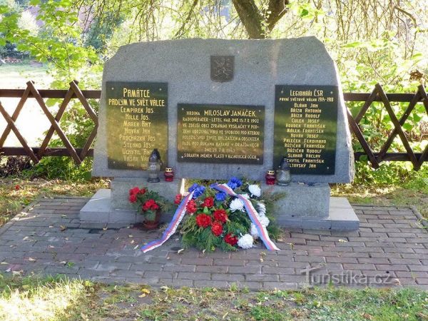 Památník padlým ve 2. světové válce v Podmoklanech