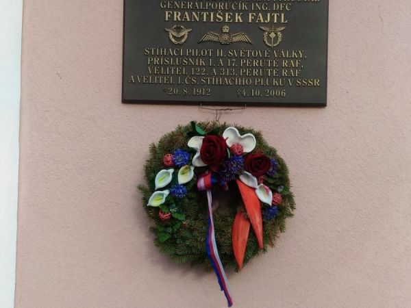 Pamětní deska generálporučíka Františka Fajtla.