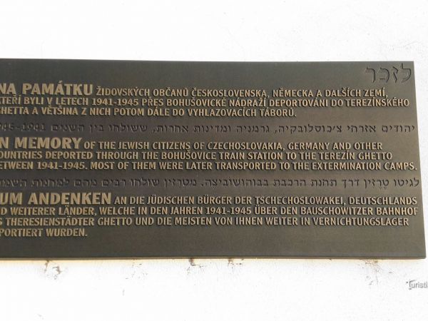 Pamětní desky na nádraží v Bohušovicích nad Ohří.