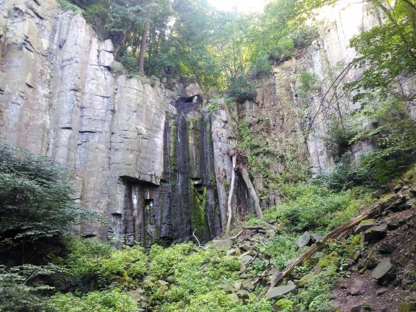 Pamětní kámen u Vaňovského vodopádu - tip na výlet