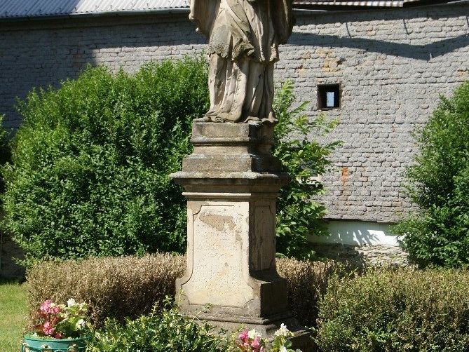 Paseka (u Šternberku) – socha sv. Jana Nepomuckého