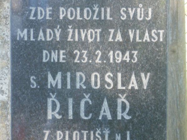 pomníček p. Říčaře u Týniště nad Orlicí