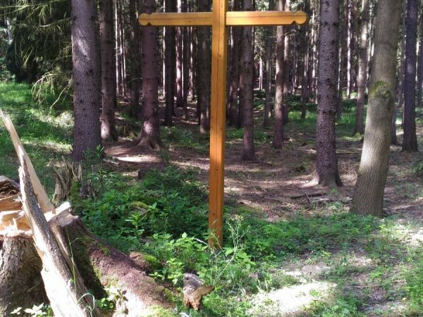 Pomníček v lese u Žerotína. - tip na výlet