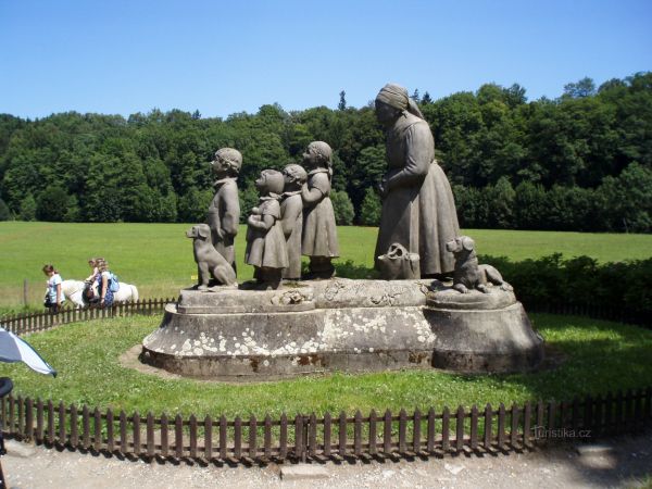 Pomník Babičky Boženy Němcové v Babiččině údolí