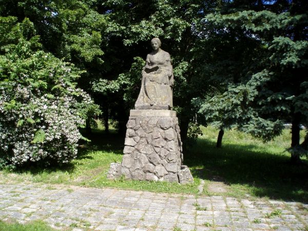 Pomník Boženy Němcové ve Zlíči - tip na výlet