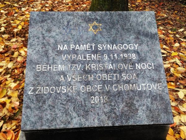 Pomník bývalé synagogy v Chomutově.