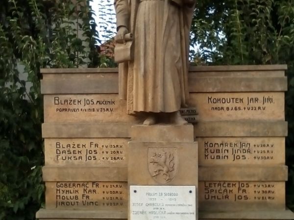 Pomník J.A.Komenského a 15 padlých v 1. Světové válce v Mněticích - tip na výlet