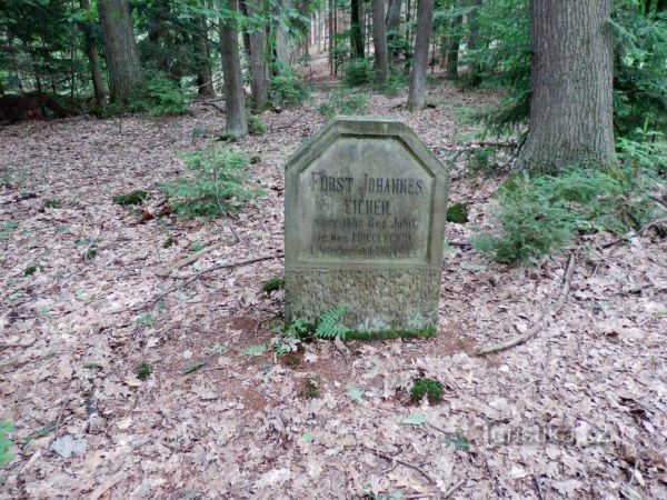 Pomník knížete Johanna II z Lichtensteinu v Boršovském lese - tip na výlet